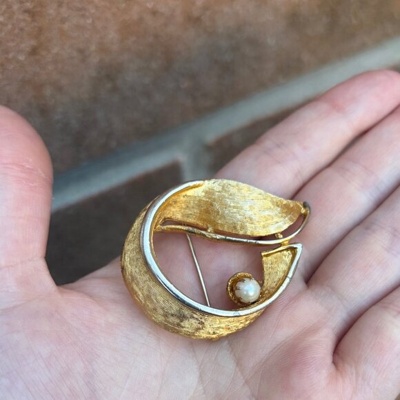 Elegant Vintage Gold-tone and Faux Pearl Women's Brooch - Picture 3 of 4